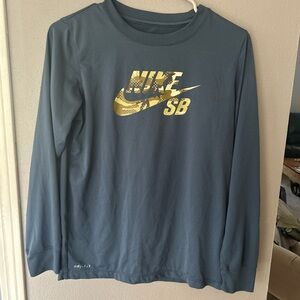 Nike SB Dri-FIT Shirt in Gray and White